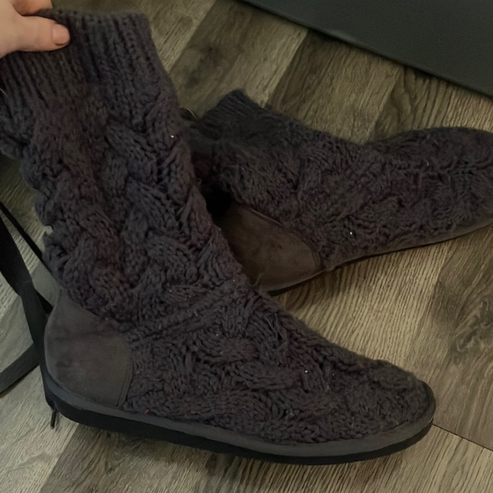 Boots with ties in the back